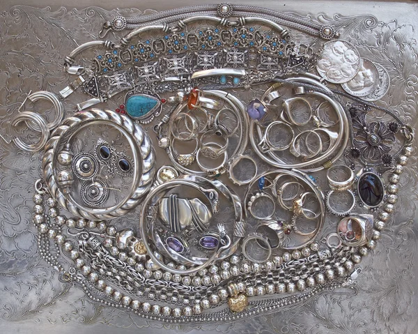 Bijoux et pièces en argent gros plan — Photo