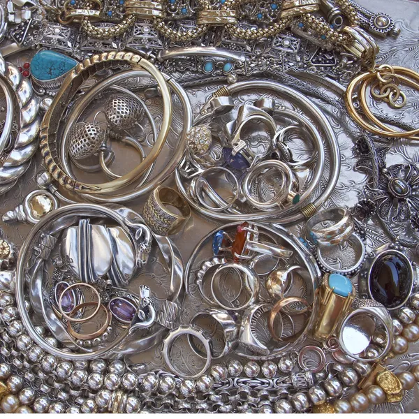 Primer plano de joyas de oro y plata — Foto de Stock