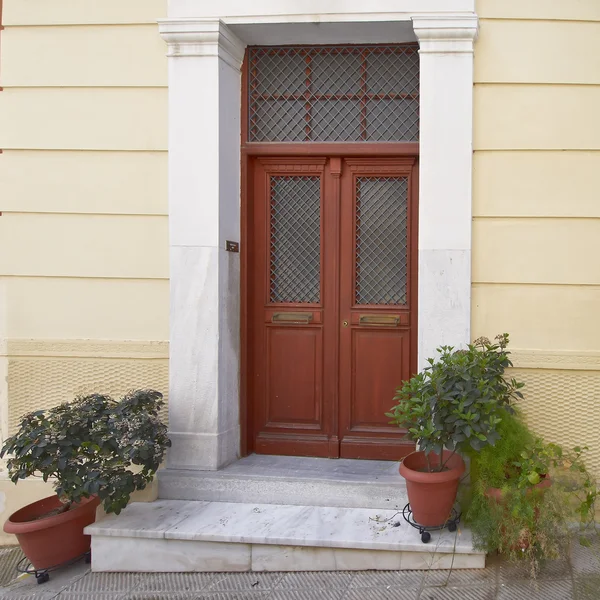 Zarif ev kapı, Atina Yunanistan — Stok fotoğraf