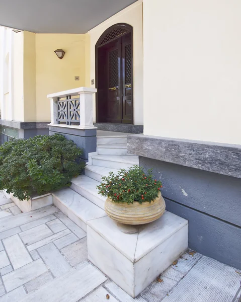 Elegancki dom drzwi, Ateny, Grecja — Zdjęcie stockowe