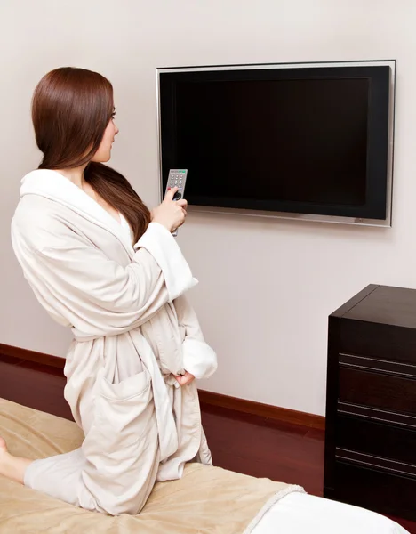 Mulher atraente assistindo TV — Fotografia de Stock
