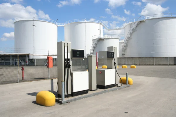 Benzin pompaları ve petrol siloları — Stok fotoğraf