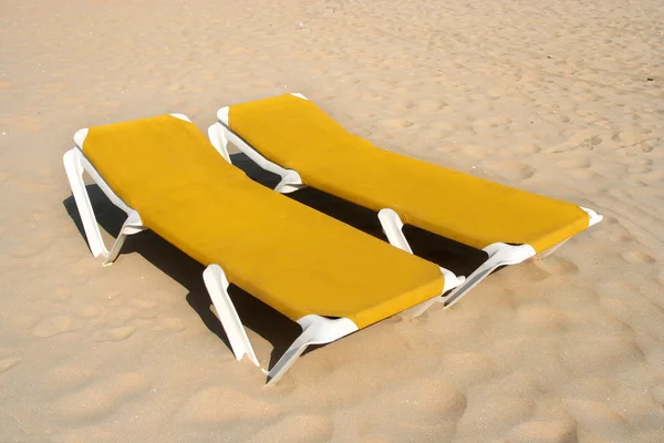 Cadeiras de praia amarelas — Fotografia de Stock