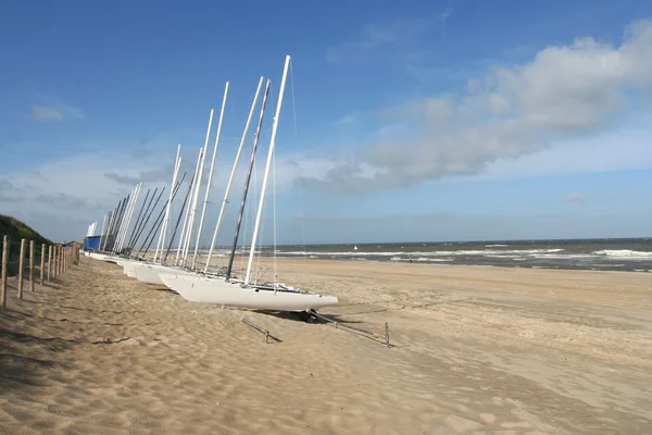 Парусные лодки на пляже — стоковое фото