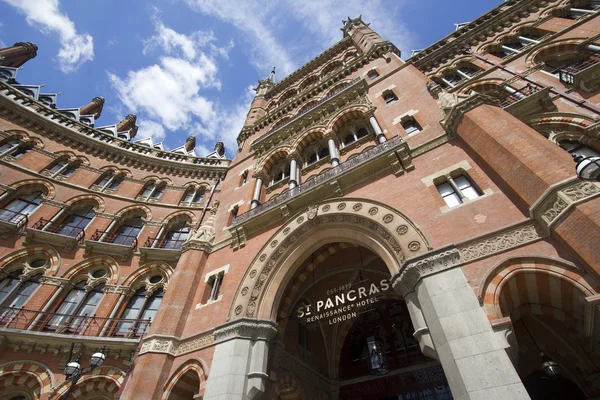 Отель St. Pancras в Лондоне — стоковое фото