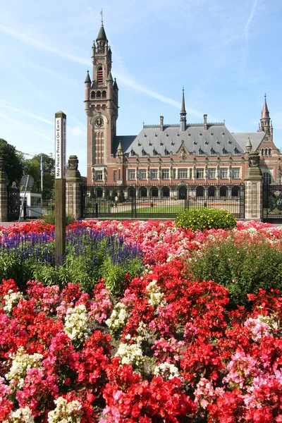 Дворец мира с цветами — стоковое фото