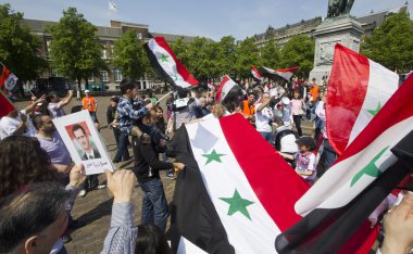 Esad için Suriyeliler miting