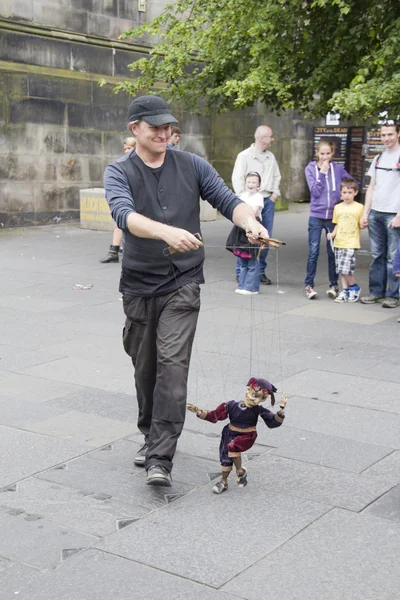 Puppenspieler am Rande des edinburgh festivals — Stockfoto