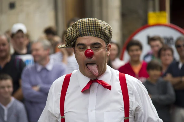 在爱丁堡节日条纹小丑 — 图库照片