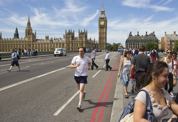 Westminster köprüsü üzerinde koşu — Stok fotoğraf