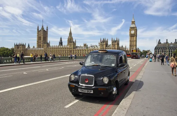 Westminster köprüsü üzerinde taksi — Stok fotoğraf