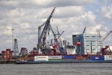 Containerschip in de Rotterdamse haven clipart