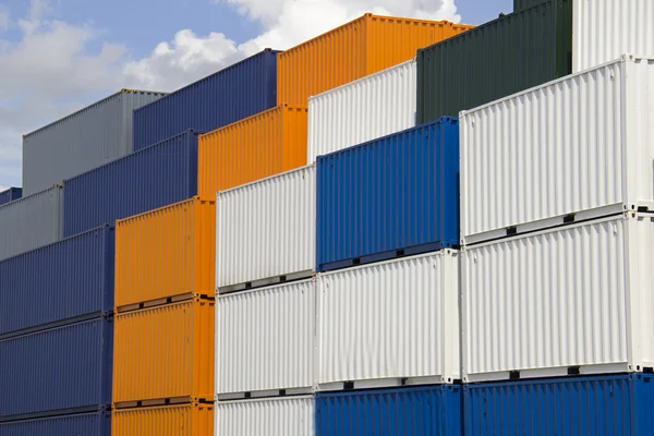 Красочные контейнеры — стоковое фото