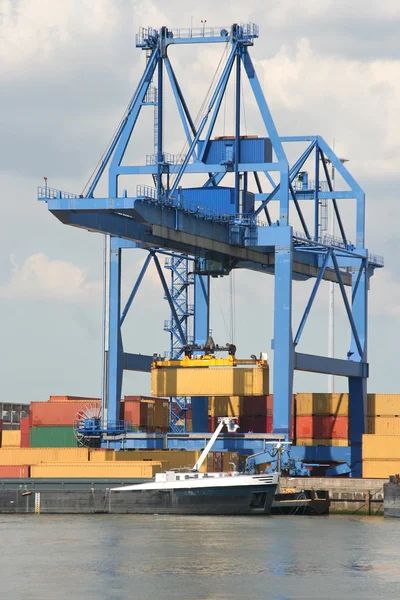 Большой портовый кран — стоковое фото