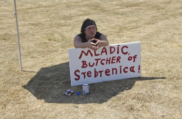 Demonstrant tegen Mladic — Stockfoto