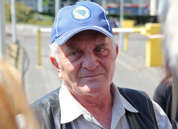 Oude bosnische uomo bij het joegoslavie tribunaal — Foto Stock