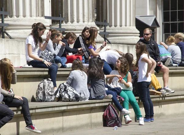 Teenagers at the British Museum — Stock Photo, Image