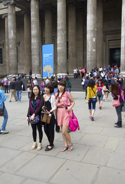 Asijských turistů v Britské muzeum — Stock fotografie