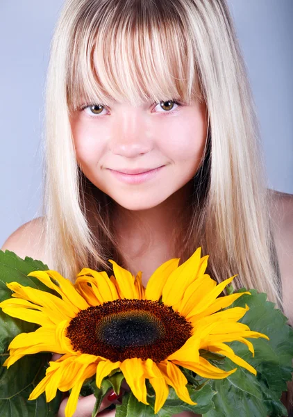Girl with sunflower — Stock Photo, Image
