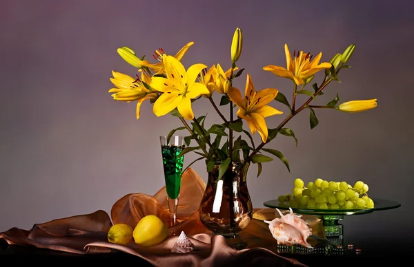 Yellow Lily — Stock Photo, Image