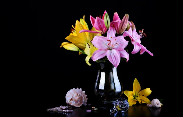 Schöner Strauß mit Lilien — Stockfoto