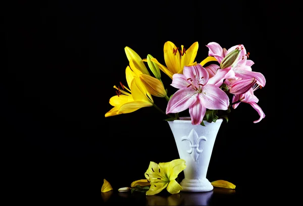 Schöner Strauß mit Lilien — Stockfoto