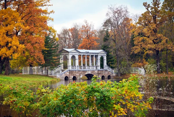 Herfst in het oude park — Stockfoto