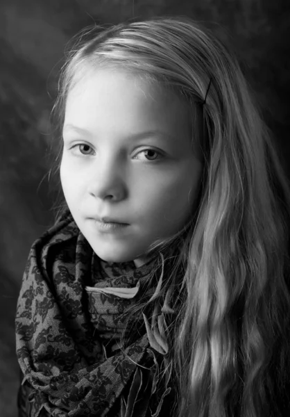 Beautiful young girl — Stock Photo, Image