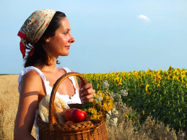 Boer vrouw met mand met appelen — Stockfoto