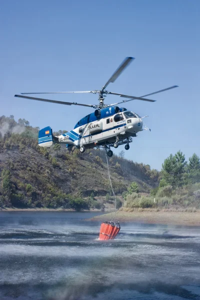 Bombero helicóptero toma agua en España incendio forestal — Foto de Stock