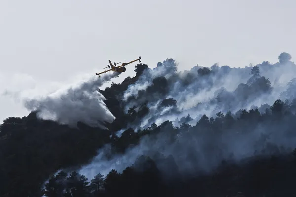 Brandman flygplan i Spanien skogsbrand — Stockfoto