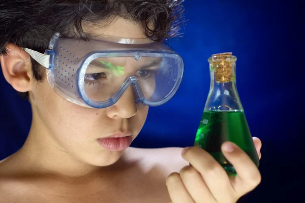 Rapaz parece experiência científica Fotos De Bancos De Imagens