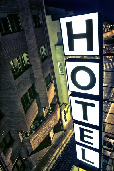 Nachts beleuchtetes Hotelschild Stockfoto