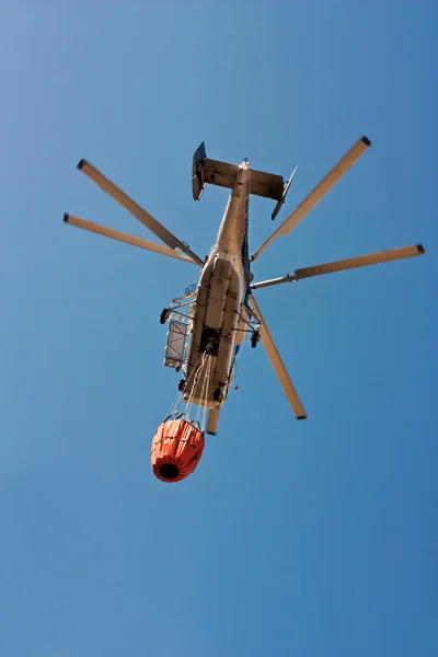 Bombero helicóptero con agua en España incendio forestal —  Fotos de Stock