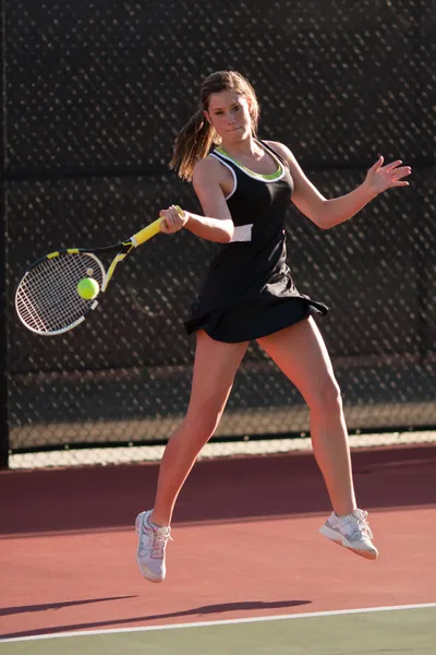Jogadora de tênis feminino bate de antemão em jogo — Fotografia de Stock