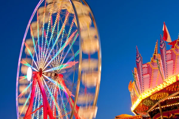 Ferris Wheel Motion Blurs ao entardecer Fotos De Bancos De Imagens