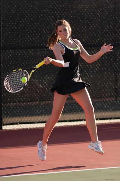 Jogadora de tênis feminino bate de antemão em jogo Imagens De Bancos De Imagens