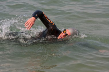 erkek yüzücü serbest vuruş michigan Gölü içinde yüzüyor.