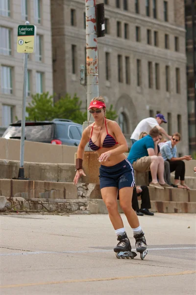 Atletische vrouw rollerblades in chicago — Stok fotoğraf