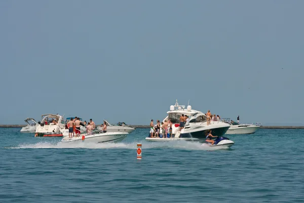 Båtfolk avspark sommaren av festande på lake michigan — Stockfoto