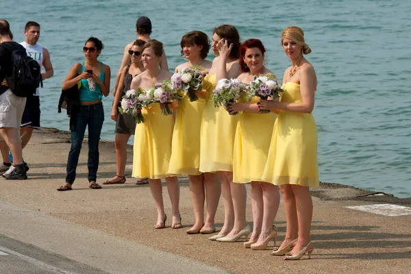 Damas de honra se preparam para a foto em pé perto do lago Michigan — Fotografia de Stock