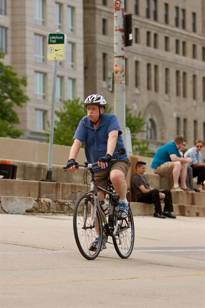 Osoby w podeszłym wieku człowiek jeździ rowerem wzdłuż brzegu jeziora jazdy — Zdjęcie stockowe