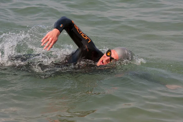 男性スイマーはミシガン湖のフリー スタイルのストロークを泳ぐ — ストック写真