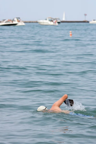 Male Swimmer Swims Freestyle In Lake Michigan — Stock Photo, Image