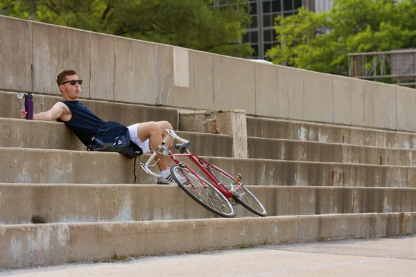 Man rust uit fietsten langs de oever van het meer station — Stockfoto