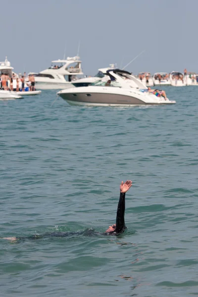 Plavec vyjde v plavání znak ve velké jezero — Stock fotografie