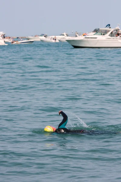 Úszó működik, a Michigan-tó közepette Pa úszás Freestyle — Stock Fotó