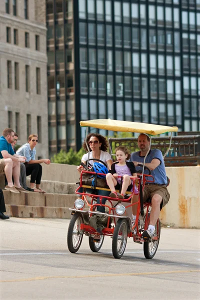 Туристические семейные педали Четырехколесный велосипед вдоль береговой линии озера — стоковое фото