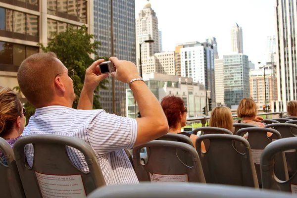 Tourist Snaps Photos Of Chicago Skyline From Sightseeing Bus — Stock Photo, Image