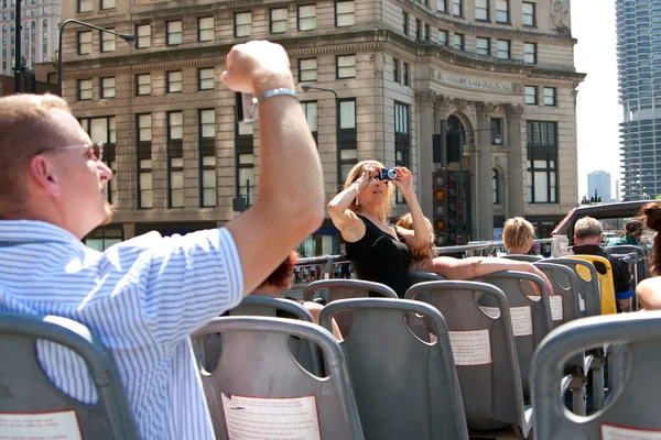 Τουρίστες προσκόλληση φωτογραφίες of στον ορίζοντα του Σικάγου από τουριστικό λεωφορείο — Φωτογραφία Αρχείου